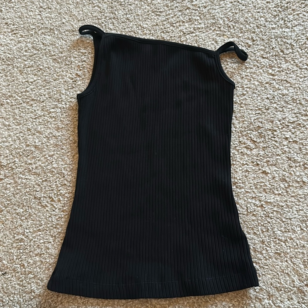 Tank top for the summer, the design is angled at the top of your collar bone